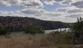 Bombeiros resgatam seis pessoas após embarcação afundar em Delmiro Gouveia
