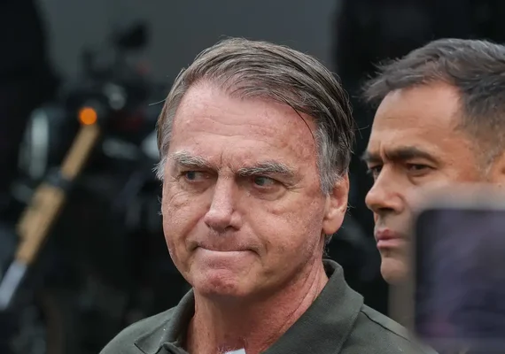 Bolsonaro pede liberação de visitas de Flávio na prisão domiciliar