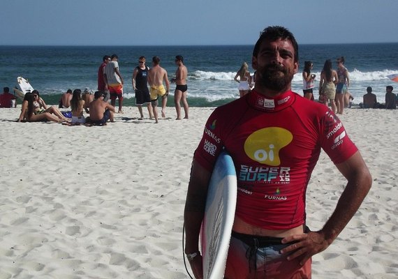 Surfista brasileiro Leo Neves morre durante prova no Rio de Janeiro