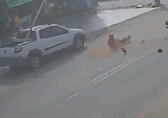 Câmera flagra atropelamento de idoso por motocicleta em Girau do Ponciano