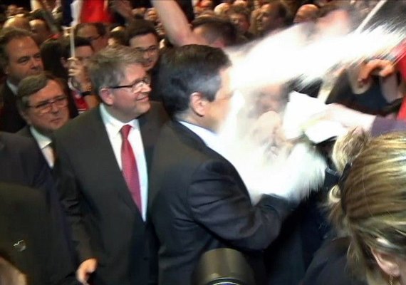 Candidato à presidência é atingido por pacote de farinha na França