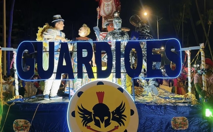 Carnaval na Orla reúne multidão e celebra a força das escolas de samba em Maceió