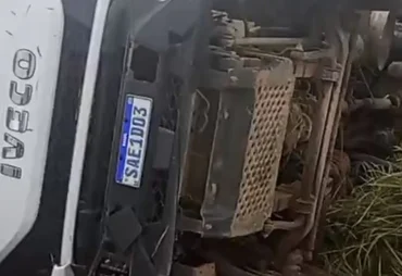 Caminhão sai da pista após motorista perder o controle da direção na AL-115, em Arapiraca