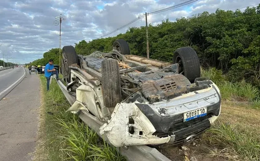 Quatro pessoas ficam feridas em acidente com SW4 na AL-101 Sul