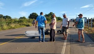 Policial morre após acidente entre motocicleta e caminhão