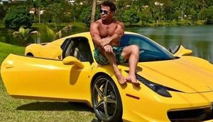 Eduardo Costa ostenta com Ferrari de R$ 2 milhões comprada de Gusttavo Lima e que ainda não pagou