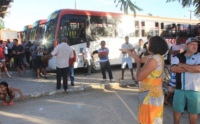 Moradores protestam contra mudança de itinerário de linha de ônibus