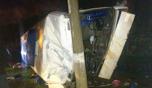 Duas pessoas morrem e mais de 40 ficam feridas após ônibus cair de viaduto