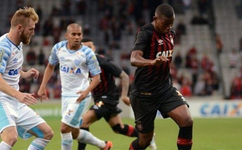 Atlético-PR desencanta na Arena da Baixada e goleia o Avaí