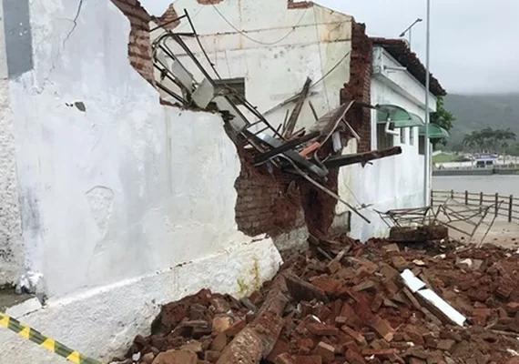 Estrutura de imóvel desaba em Palmeira dos Índios, mas ninguém fica ferido