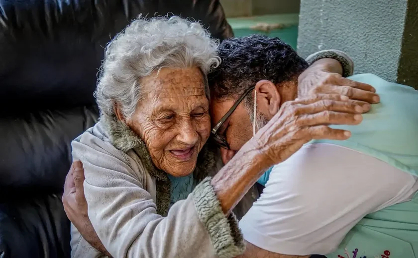 Redação do Enem 2025 aborda as perspectivas para o envelhecimento