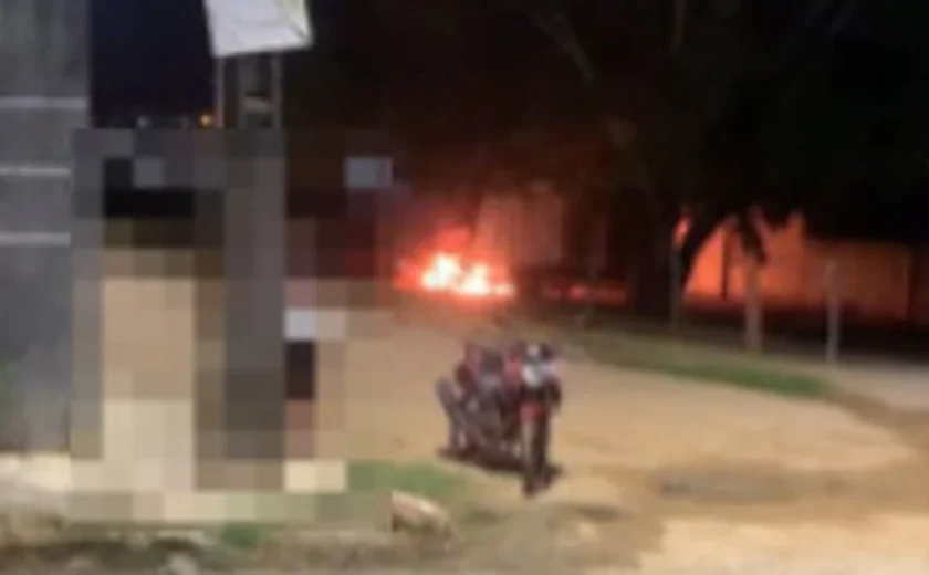 Carro é atingido por incêndio criminoso em Arapiraca