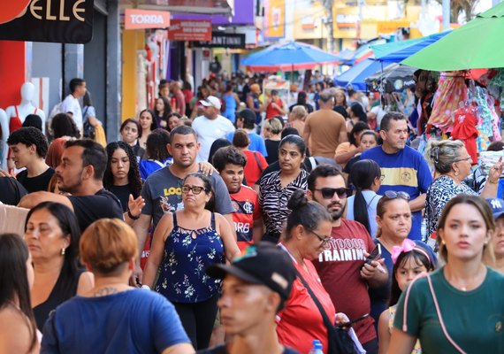 Retardatários lotam lojas do Centro de Maceió para as últimas compras natalinas