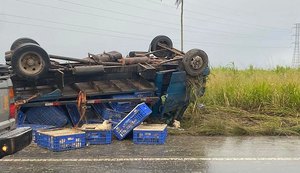 Caminhão com galinhas vivas tomba na zona rural de Arapiraca