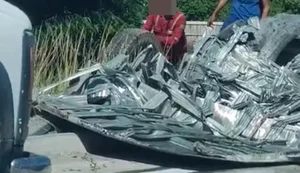 Carreta tomba e carga de pneus é 100% saqueada na BR-101, em Pilar