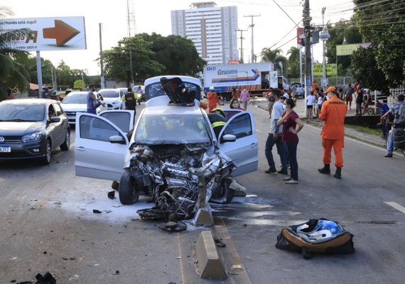 Acidente envolvendo cinco veículos deixa feridos e trânsito parado na Menino Marcelo