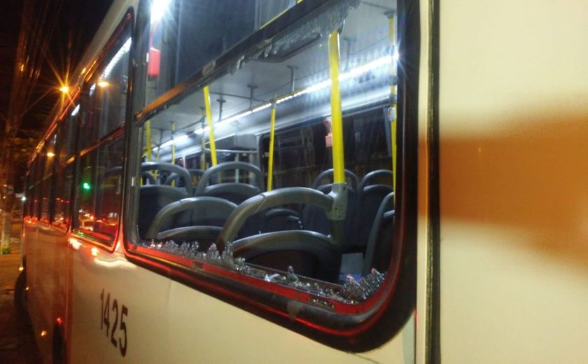 Ônibus é depredado em Maceió durante confusão entre torcedores