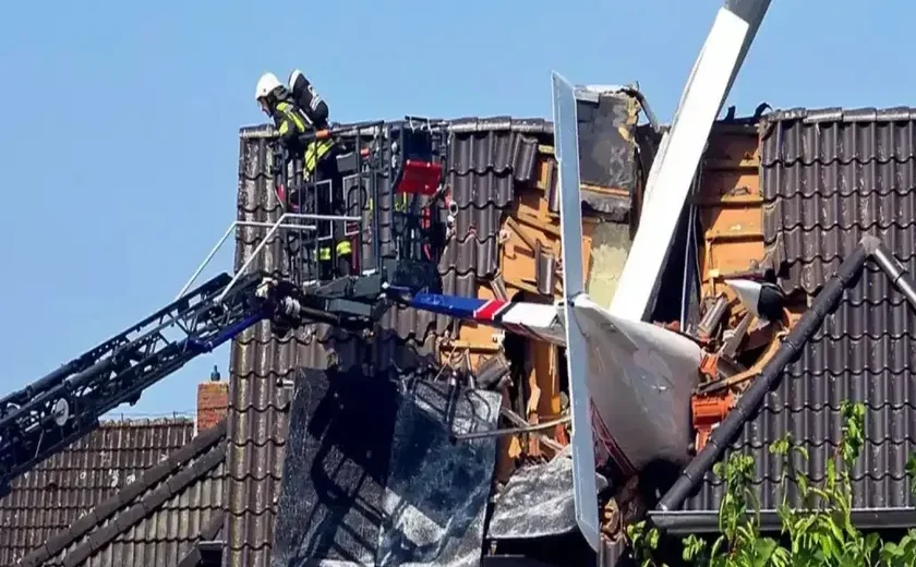 Avião de pequeno porte cai em casa e mata uma pessoa na Alemanha