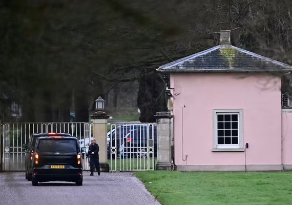 Polícia britânica faz novas buscas em antiga casa de ex-príncipe Andrew