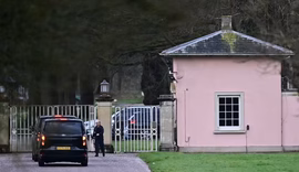 Polícia britânica faz novas buscas em antiga casa de ex-príncipe Andrew