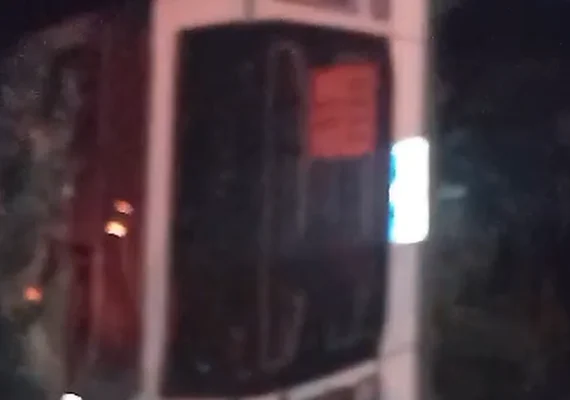 Carreta carregada de etanol tomba e motorista fica ferido na AL-101 Norte