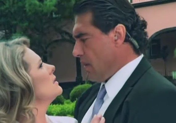 'Amores Verdadeiros': Após levar fora de José Ângelo, Vitória passa a maltratá-lo