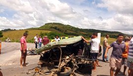 Homem morre e outro fica ferido em acidente entre caminhão de gás e Saveiro em Cajueiro