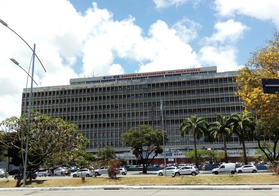 Mulher leva tiro na cabeça e denuncia marido escrevendo nome dele com sangue em maca