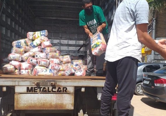 Quatro toneladas de alimentos são entregues aos ambulantes de Marechal Deodoro