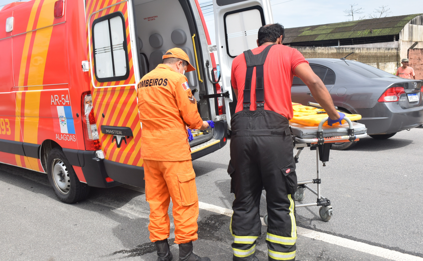 Corpo de Bombeiros socorre homem ferido após colisão entre carro e motocicleta