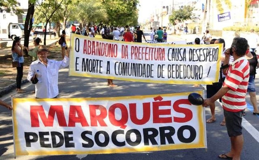 Moradores de bairros afetados por afundamento fecham avenida em Maceió