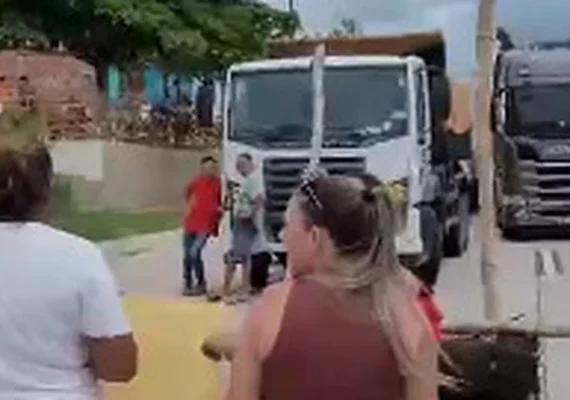 Moradores de Novo Lino bloqueiam trecho da BR-101 cobrando resolução rápida de sequestro de recém-nascida