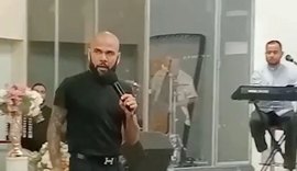 Ex-jogador Daniel Alves prega durante culto após acusação de estupro; assista o vídeo
