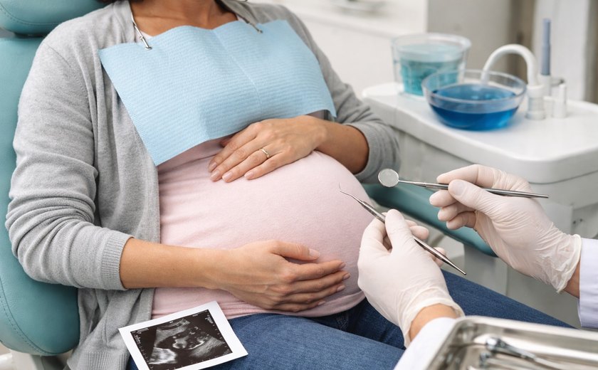 Mês da Mulher: dentista Thaísa Leite alerta para relação entre saúde hormonal e saúde bucal feminina