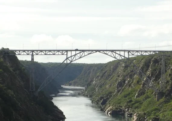 Corpo de idoso é resgatado na ponte da divisa entre Alagoas e Bahia, na cidade de Delmiro Gouveia