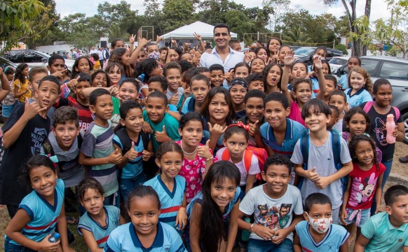 Prefeito JHC autoriza construção de ginásios poliesportivos para beneficiar alunos no Tabuleiro e Clima Bom