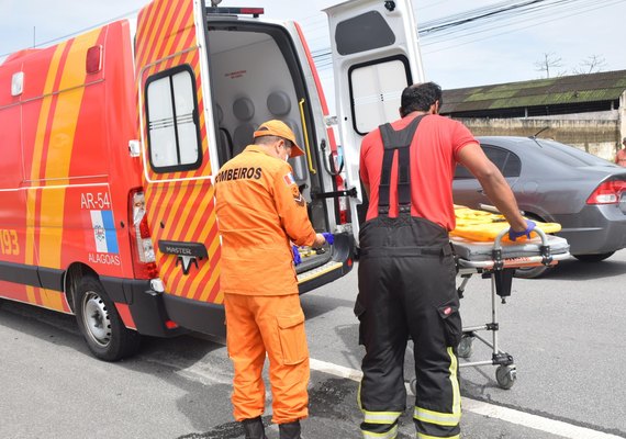 Vítima fica com braço perfurado por ferro de portão após queda
