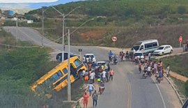 Ônibus escolar cai em ribanceira no Sertão de Alagoas