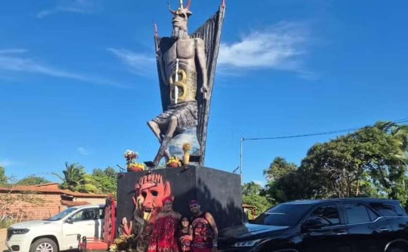 Quem é a feiticeira que ergueu estátua de 11 metros ao Diabo