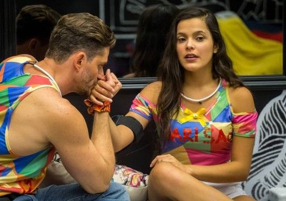 Emilly fala sobre cenas quentes com Marcos embaixo do edredom