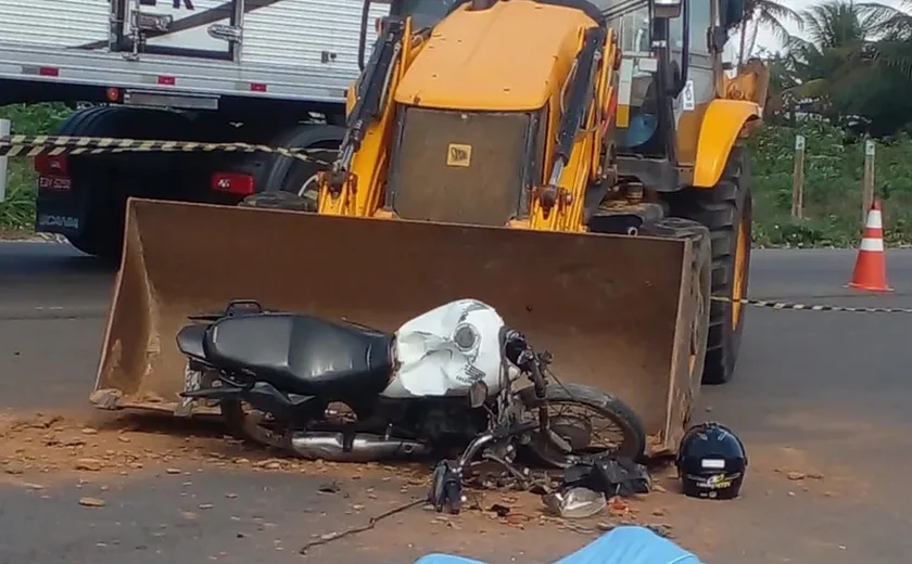 Colisão entre motocicleta e retroescavadeira deixa um morto em Arapiraca