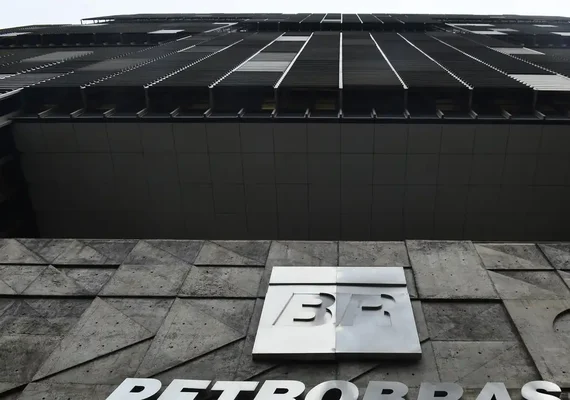 Petrobras reduz preço da gasolina em 5,2% a partir desta terça