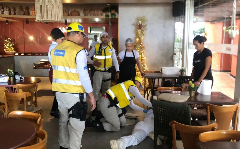 Ronda no Bairro prende suspeito por tráfico de drogas e auxilia em atendimento a vítima de mal-estar na orla de Maceió