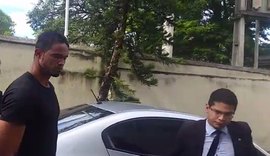 Goleiro Bruno se apresenta à polícia e é preso após mandado ser expedido