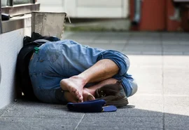 Homem em situação de rua é atacado a pauladas em tentativa de homicídio no Centro