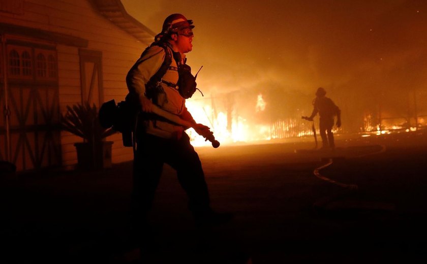 Californianos enfrentam calor e pandemia para fugir de incêndios