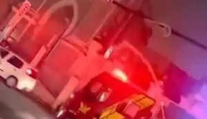 Incêndio em fiação de poste assusta pedestres na Praça dos Martírios, em Maceió