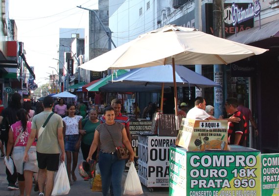 Ambulantes superlotam o Calçadão do Comércio de Maceió