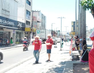 Panfletagem no centro de Arapiraca pede voto a favor de Lula