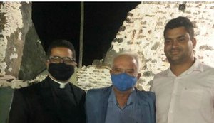 Padre lança livro sobre história de Maragogi nas ruínas do Mosteiro de São Bento